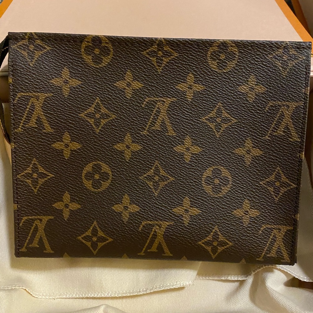 Louis Vuitton Toiletry 19